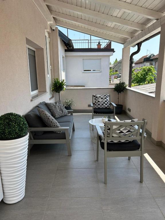 Lumani Apartment covered terrace with outdoor seating