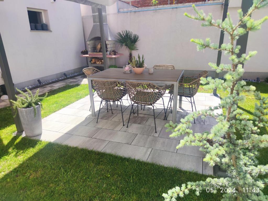 Private garden with dining terrace and BBQ