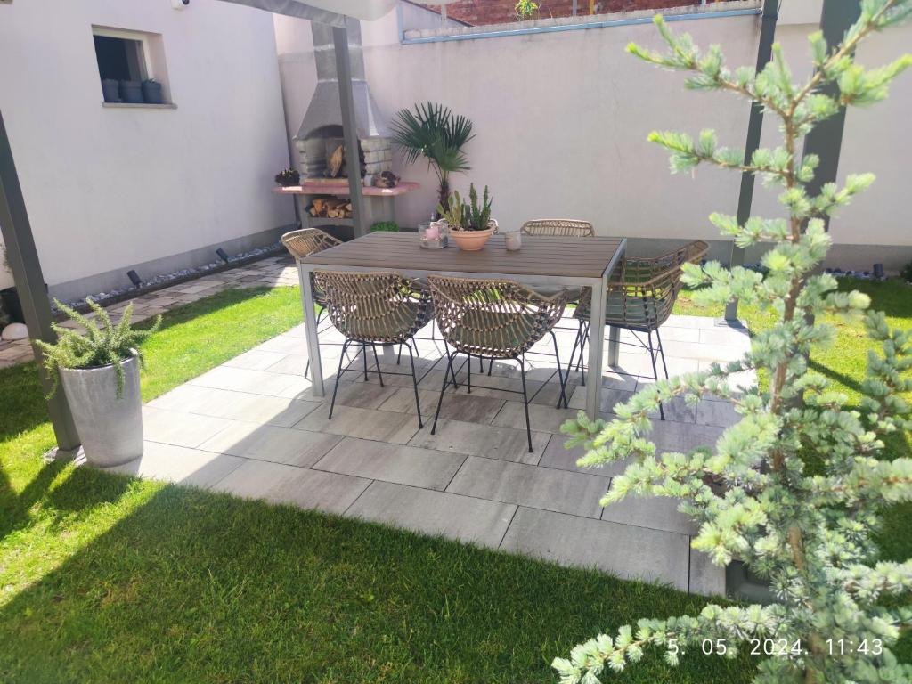 Privatni vrt s roštiljem — Apartman Lumani Zagreb