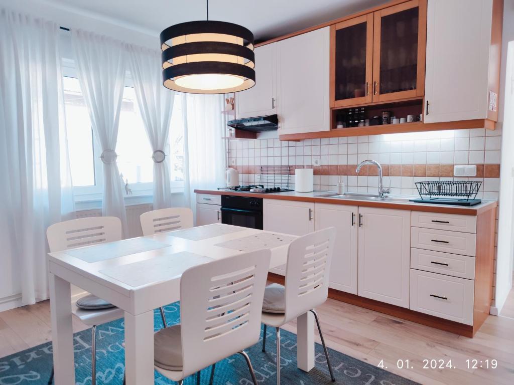 Fully equipped kitchen with dining area
